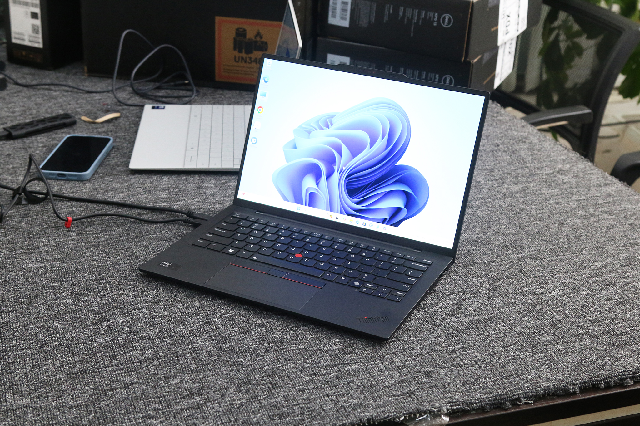Laptop Lenovo ThinkPad X1 Carbon Gen 12 Ultra 7 165U Ram 64GB SSD 512GB 14″ Full HD+